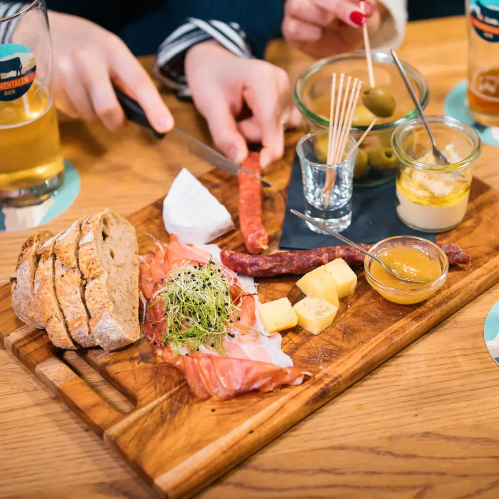 Tisch im Simmentaler Brewhouse